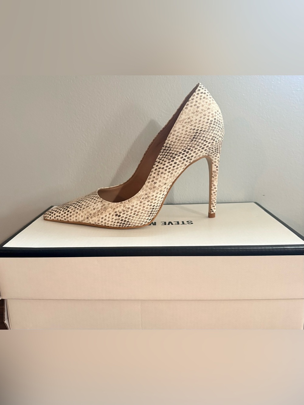 Steve Madden Noir Snake color Pumps | size: 6